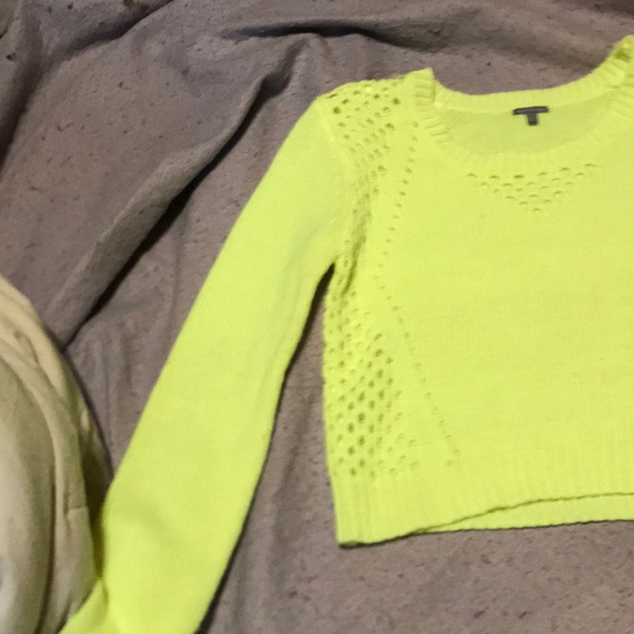 A neon yellow crop top - Picture 3 of 4